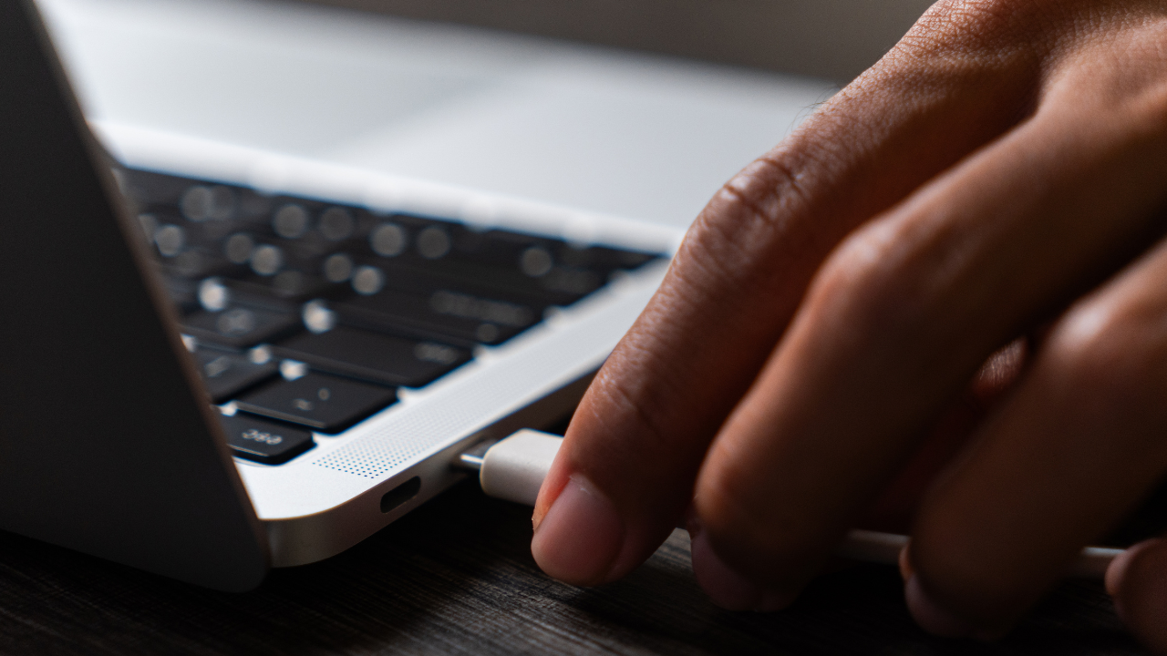 Fini les chargeurs d’ordinateurs qui traînent : l’USB-C s’impose comme standard universel !